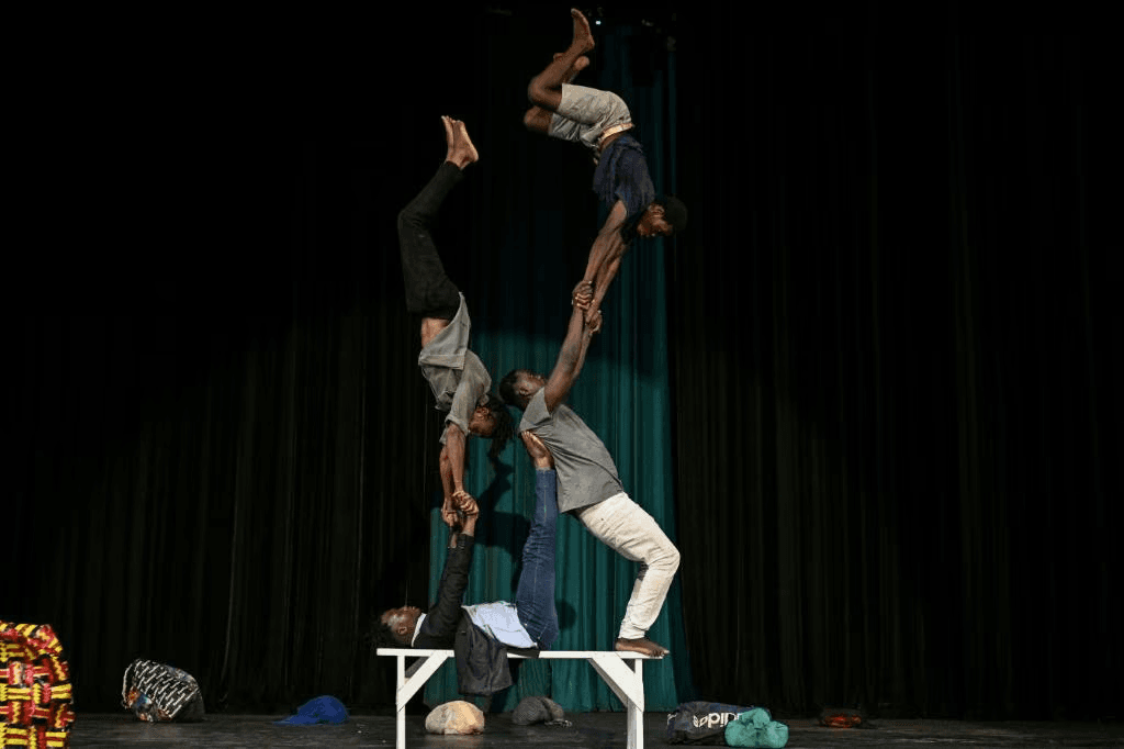 Illustration — Burkina Faso : une troupe de cirque soigne les traumatismes jihadistes des enfants de Ouagadougou, quand l'art résiste là où les armes échouent