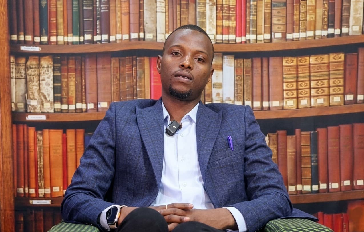 Illustration — Guinée : à 27 ans, Amadou Lamarana Bah choisit la plume là où d'autres attendent leur tour