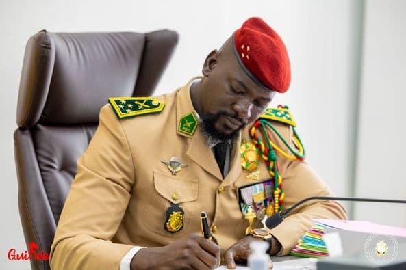 Illustration — Guinée : Doumbouya promulgue le financement BID de 140 millions d'euros pour le corridor routier Guinée-Sénégal
