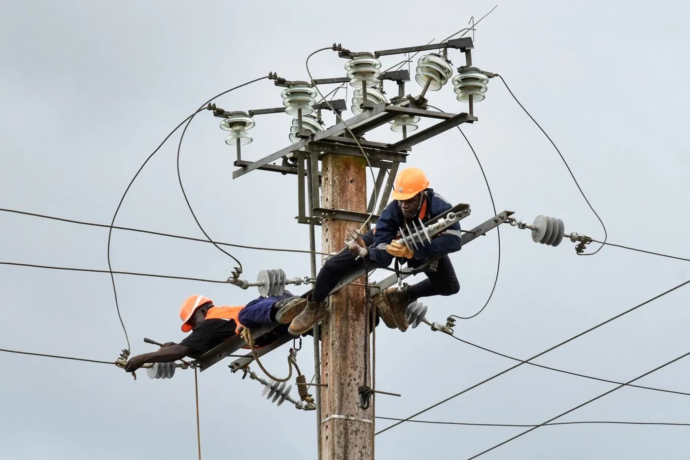 Illustration — N'Douci : un lycéen de 18 ans meurt électrocuté dans un champ, la CIE sécurise une ligne moyenne tension abandonnée à Boussoukro