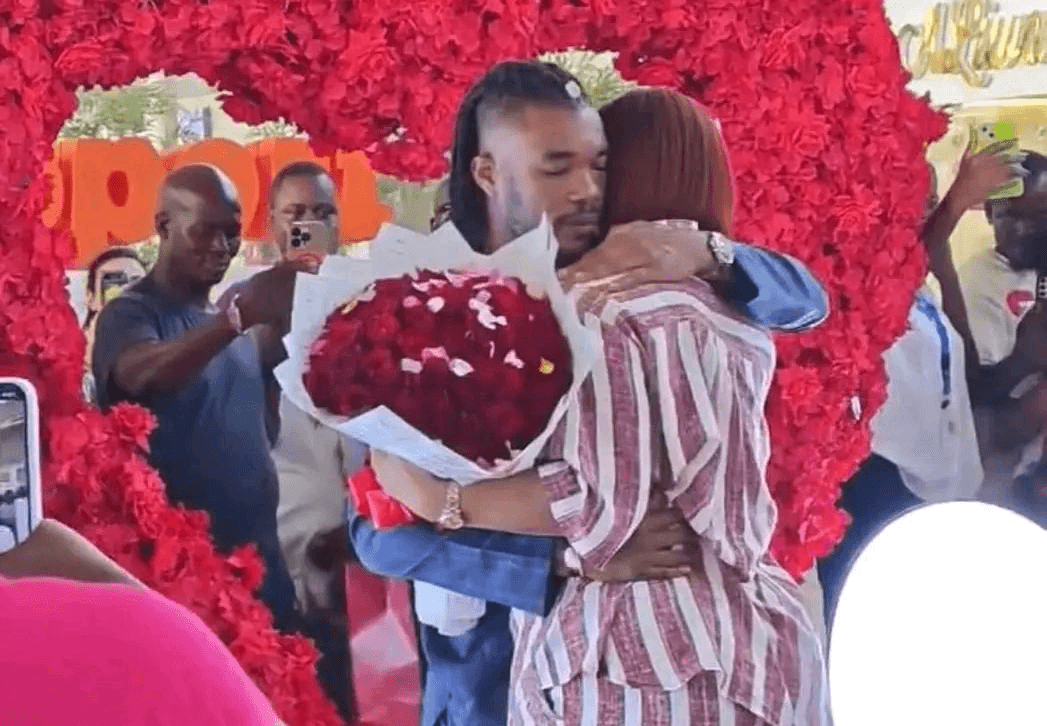 Illustration — «Veux-tu m'épouser?»: Serey Dié à genoux devant Josey à l'aéroport d'Abidjan, la Côte d'Ivoire fond en larmes