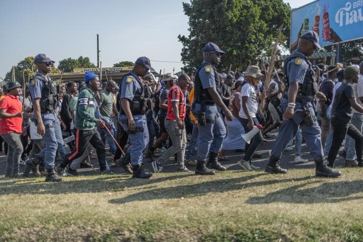 Illustration — Afrique du Sud : tension maximale avant la « deadline » du 30 juin, manifestations anti-migrants et déploiement massif de police et armée