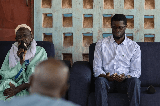 Illustration — Diomaye visite Médina Yoro Foulah : pour la première fois depuis l'indépendance, un président brise le mur de l'oubli