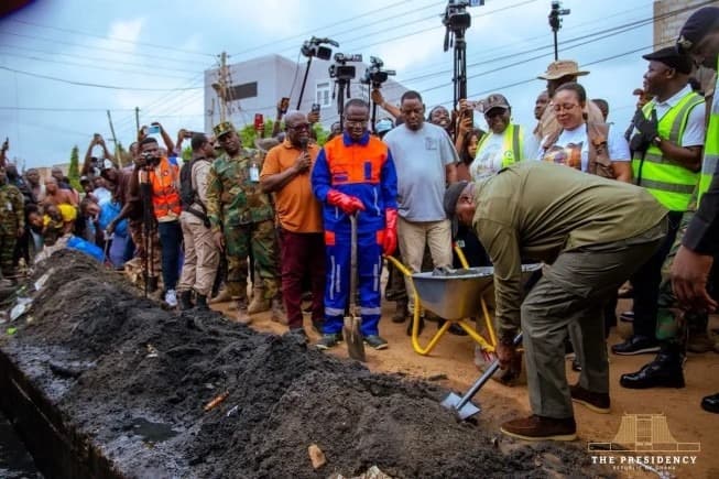 Illustration - Ghana : Mahama ordonne l'ouverture de six stations de transfert pour accélérer le nettoyage post-inondations à Accra