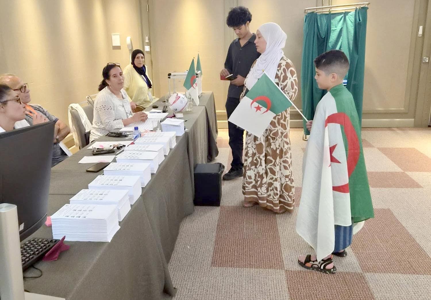 Illustration — Algérie : jour de vote pour les législatives du 2 juillet, 407 sièges en jeu, crainte d'abstention record et diaspora déjà aux urnes