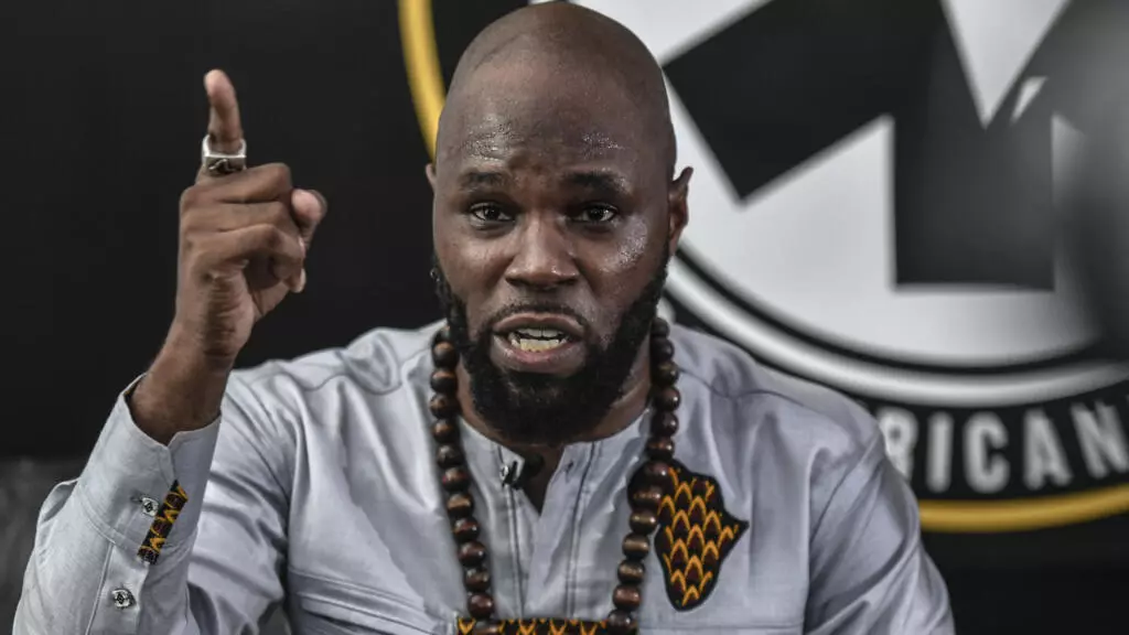 Illustration — Kemi Seba face au juge aujourd'hui : l'homme qui faisait trembler les ambassades africaines est derrière les barreaux