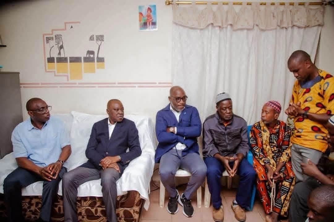 Illustration - Côte d'Ivoire : un livreur à moto tué à Cocody, le ministre Amadou Koné au chevet de la famille