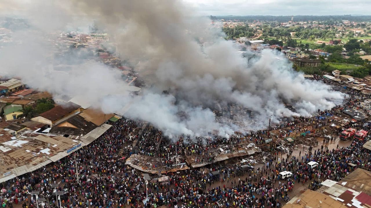 Illustration — Guinée : Doumbouya promet reconstruction après l'incendie du grand marché de N'Zérékoré, « L'État sera aux côtés des sinistrés »