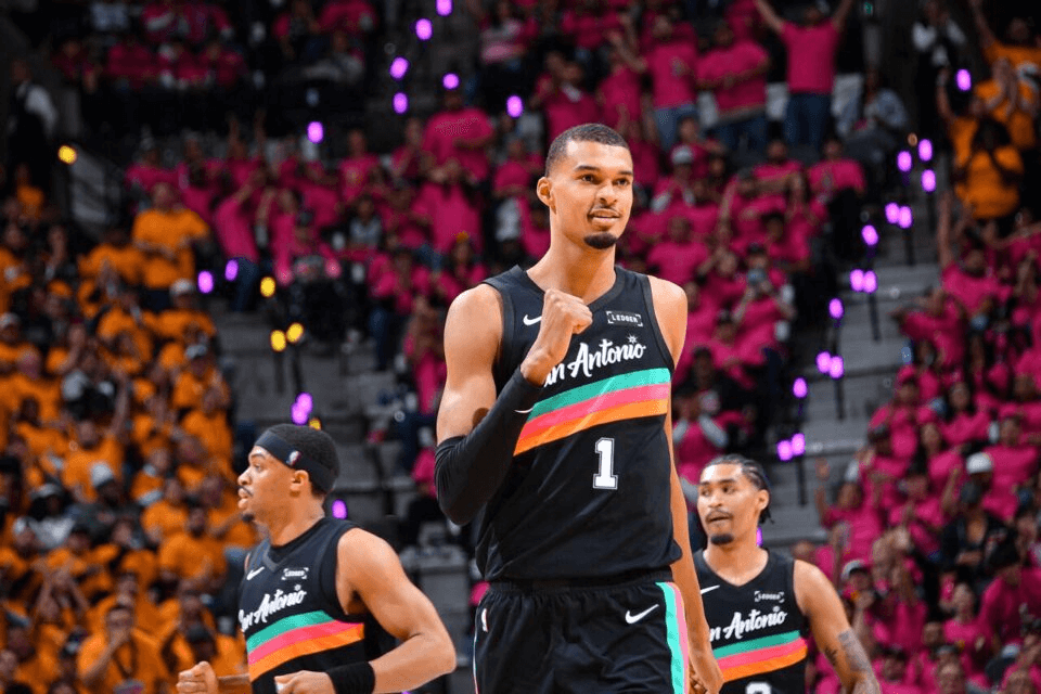 Illustration — Wembanyama favori pour le titre de meilleur défenseur NBA, le géant aux racines africaines réécrit l'histoire