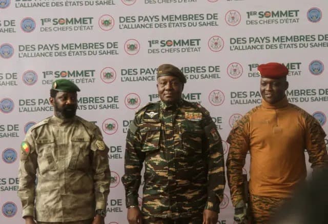 Illustration — AES : Traoré et les juntes snobent la deadline CEDEAO, tarif douanier commun et force frontalière à Bamako