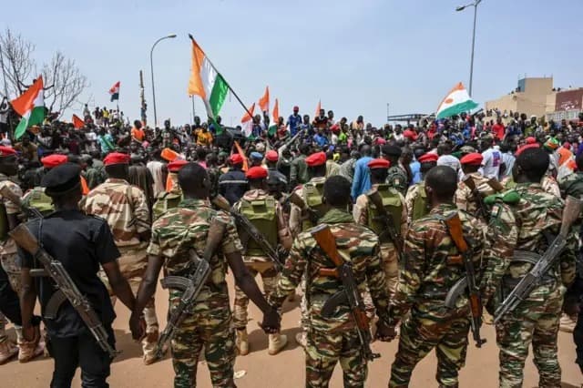Illustration - Niamey : la foule défile en soutien au pouvoir après la mutinerie déjouée