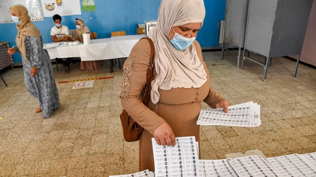 Illustration — Algérie : participation préliminaire de 20,79 % aux législatives, l'ANIE annonce le dépouillement alors que les Fennecs jouent la Suisse la nuit même