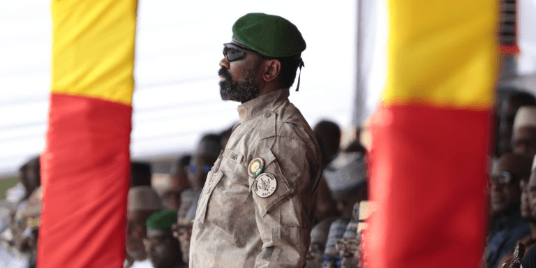Illustration — Le JNIM brûle des camions de vivres et bloque les routes de Bamako, la capitale malienne assiégée économiquement