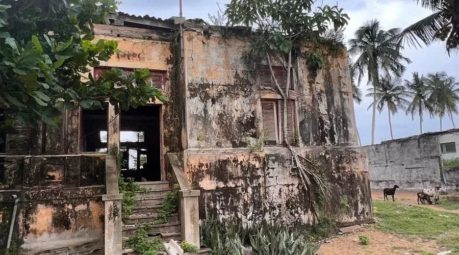 Illustration - Sassandra, le musée à ciel ouvert que la Côte d'Ivoire laisse s'effondrer