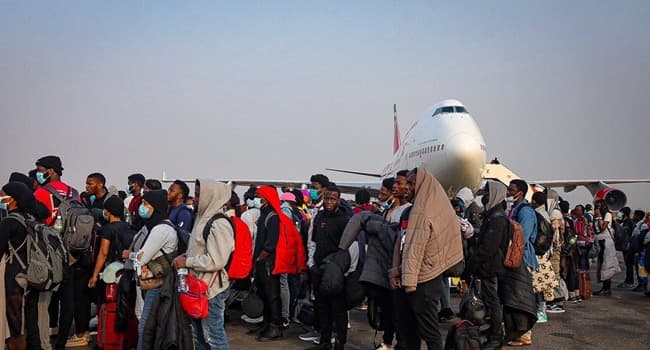 Illustration — Nigeria : le deuxième vol de rapatriement depuis l'Afrique du Sud atterrit ce 15 juin, 586 ressortissants traités, Air Peace déploie 5 rotations