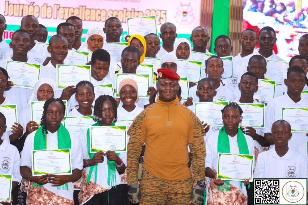 Illustration — Burkina Faso lance une chaîne de télévision éducative nationale, Ibrahim Traoré veut enseigner sans école dans un pays où des milliers de classes ont fermé