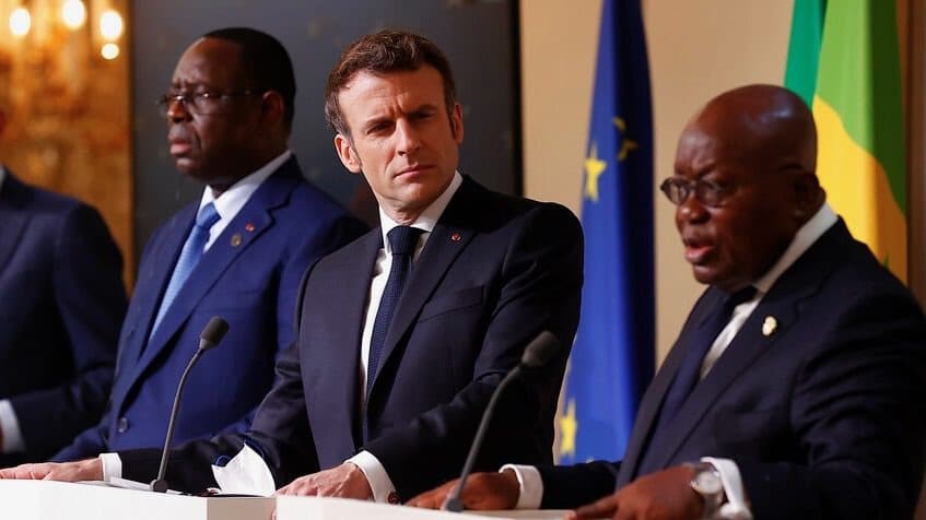 Illustration — Réparations à Accra : l'invitation de Macron divise, la France abstentionniste à l'ONU face aux activistes ghanéens