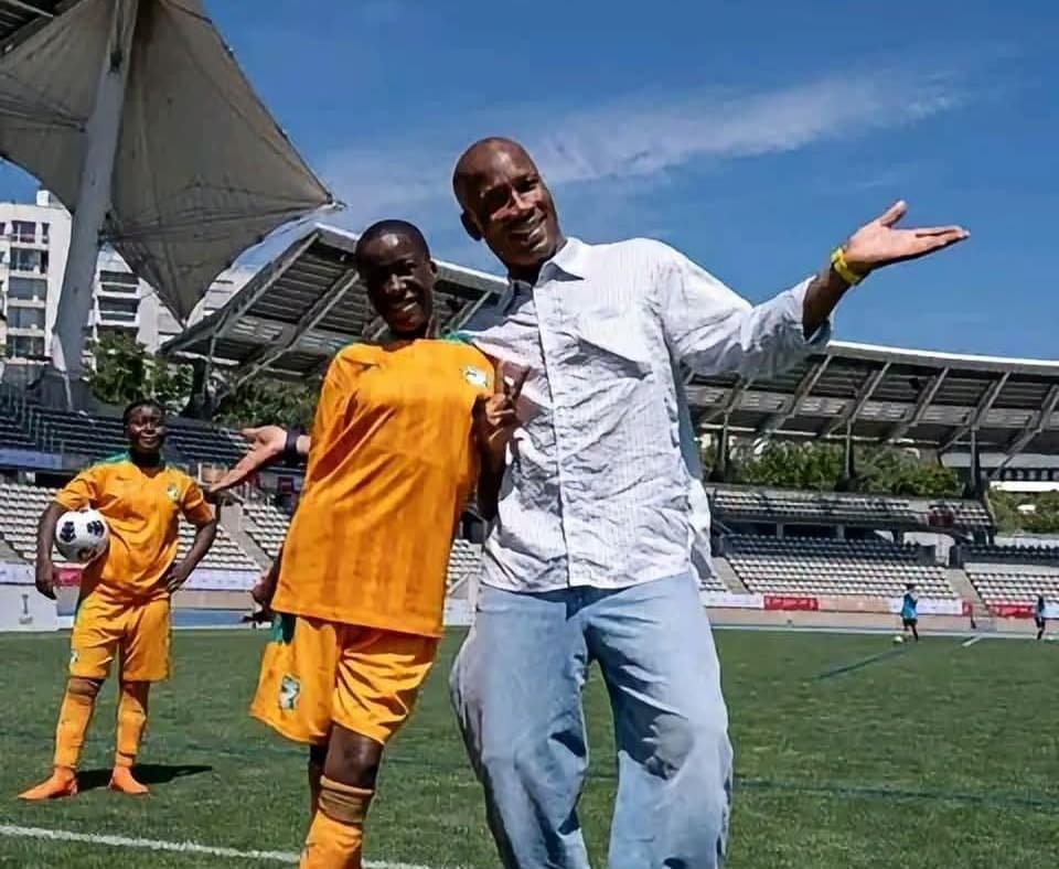 Illustration — Côte d'Ivoire : les Éléphantes du Special Olympics décrochent le bronze à Paris, Drogba vient célébrer avec les joueuses sur la pelouse