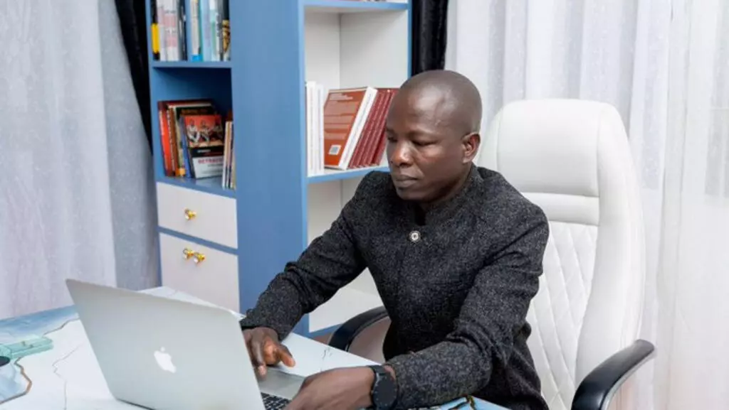 Illustration — Ouganda : un journaliste enlevé en pleine rue, l'Afrique face à la guerre contre ses voix numériques